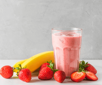 vaso de smoothie de platano y frutos del bosque