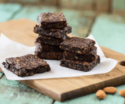 brownies de almendras en una tabla